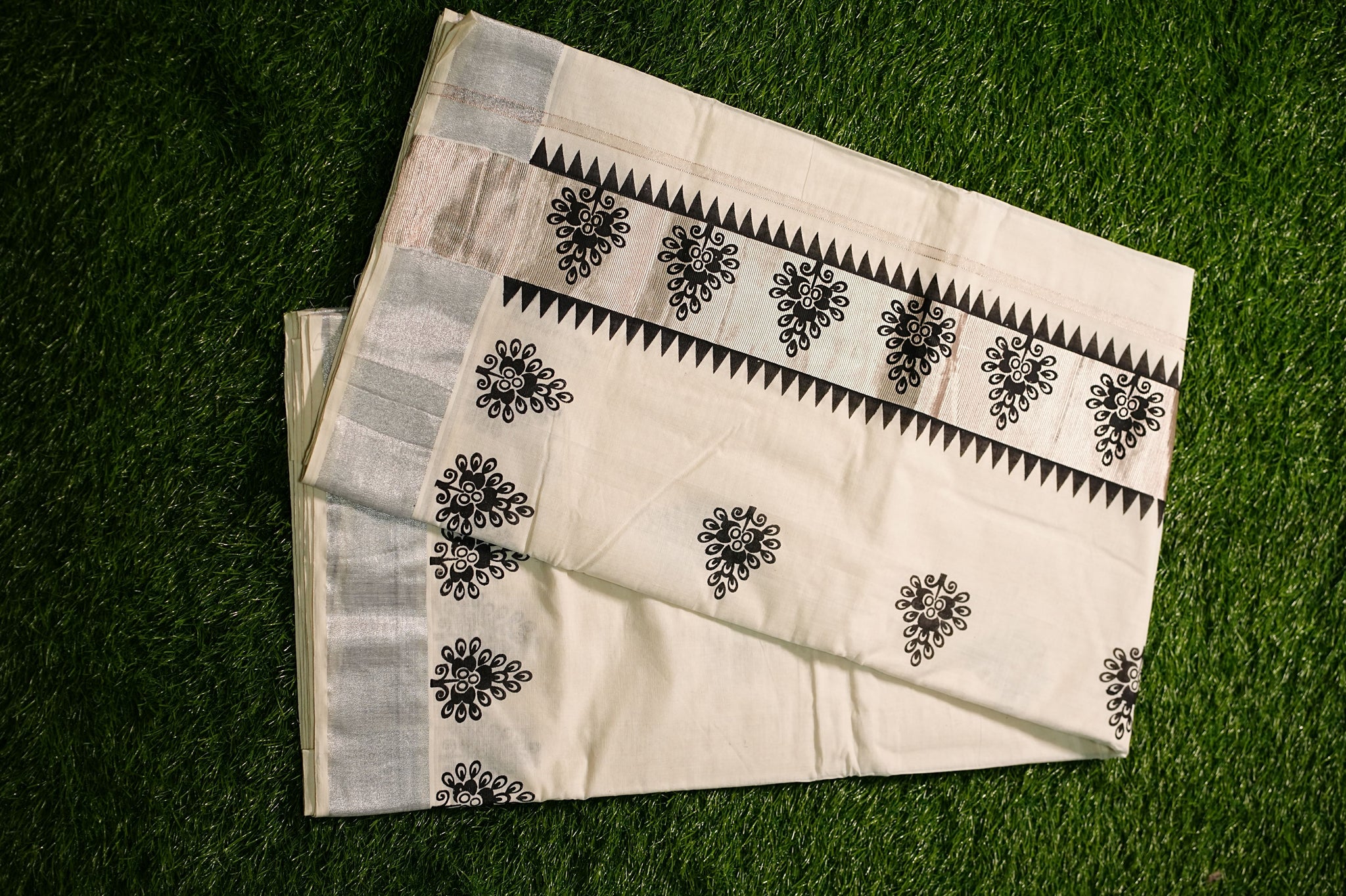 KERALA COTTON SILVER BORDER SINGLE MURAL SAREE