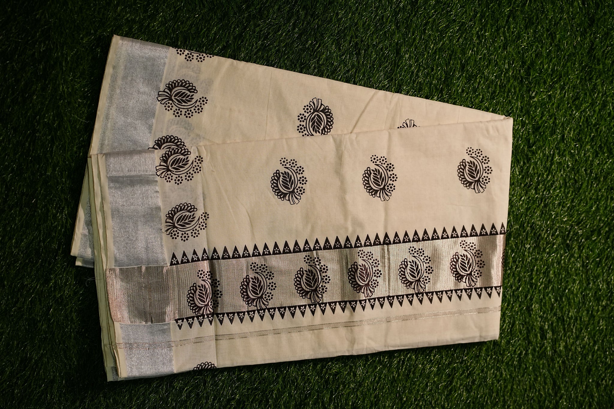 KERALA COTTON SILVER BORDER SINGLE MURAL SAREE